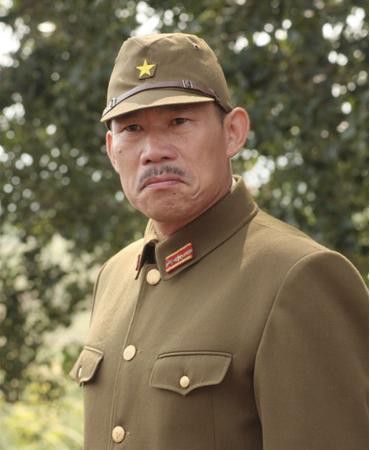 杨清文,1961年出生于河北承德的一个干部家庭.