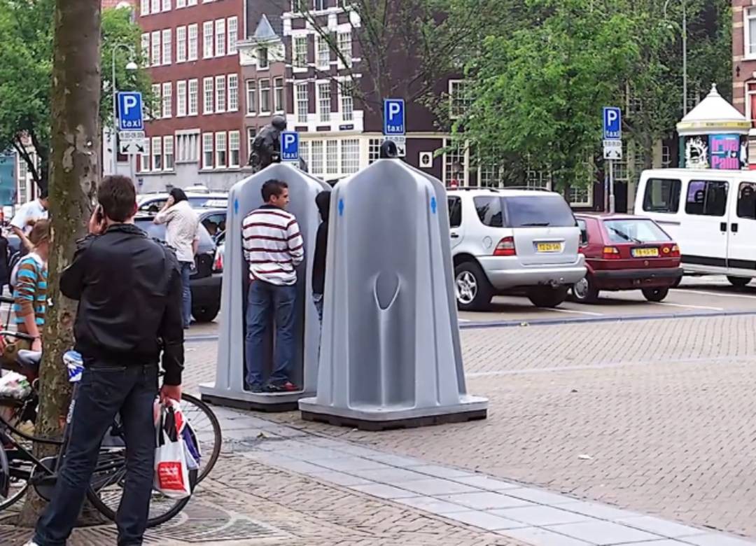 露天公厕这大晚上上厕所会被吓死的吧!这真的太可怕了!