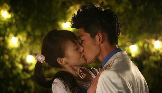 同样是与张翰亲吻,郑爽和古力娜扎的态度差别好大