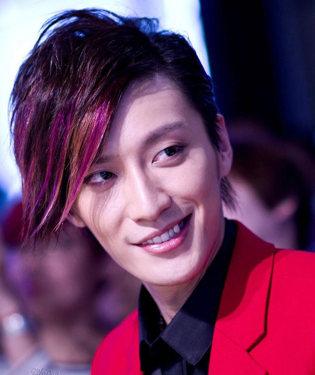 28岁乔任梁突逝 深藏眼线的忧郁气质暗示了他的命运结局