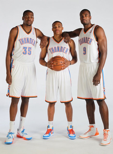 伊巴卡,展现了个人的身体和弹跳天赋,但是终究是内线身高和自主进攻