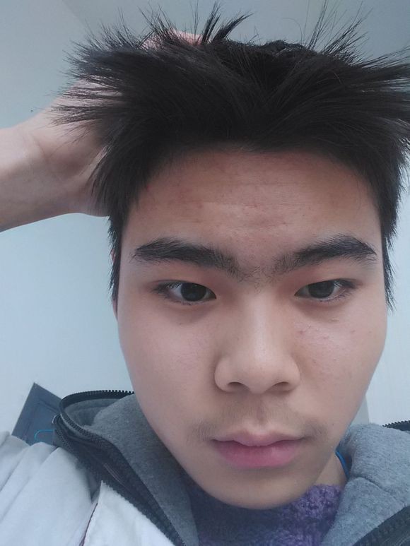 眉毛连在一起男人，小心眼事业有成