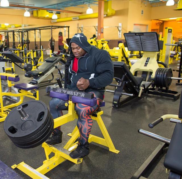 每天十组300公斤深蹲会怎样 这头巨兽给你答案