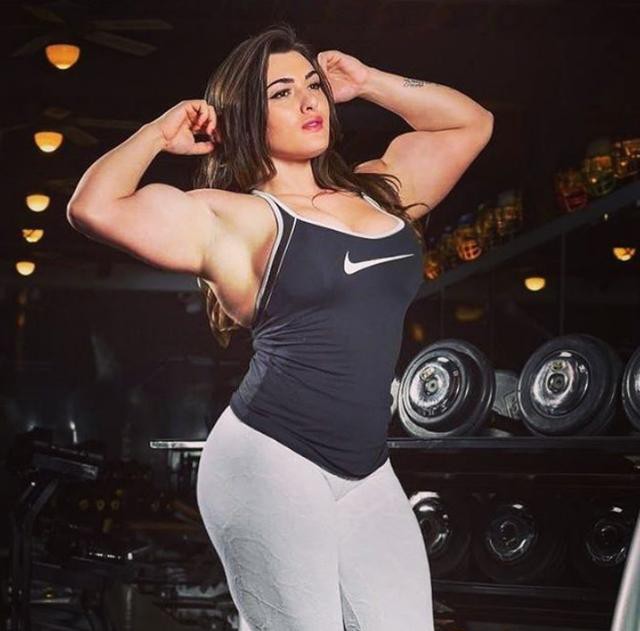 前凸后翘的金刚芭比身材太强壮男朋友竟与她分手