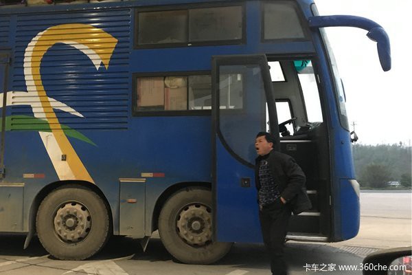 另类9米6极限车 大巴车爆改6x2快递货车