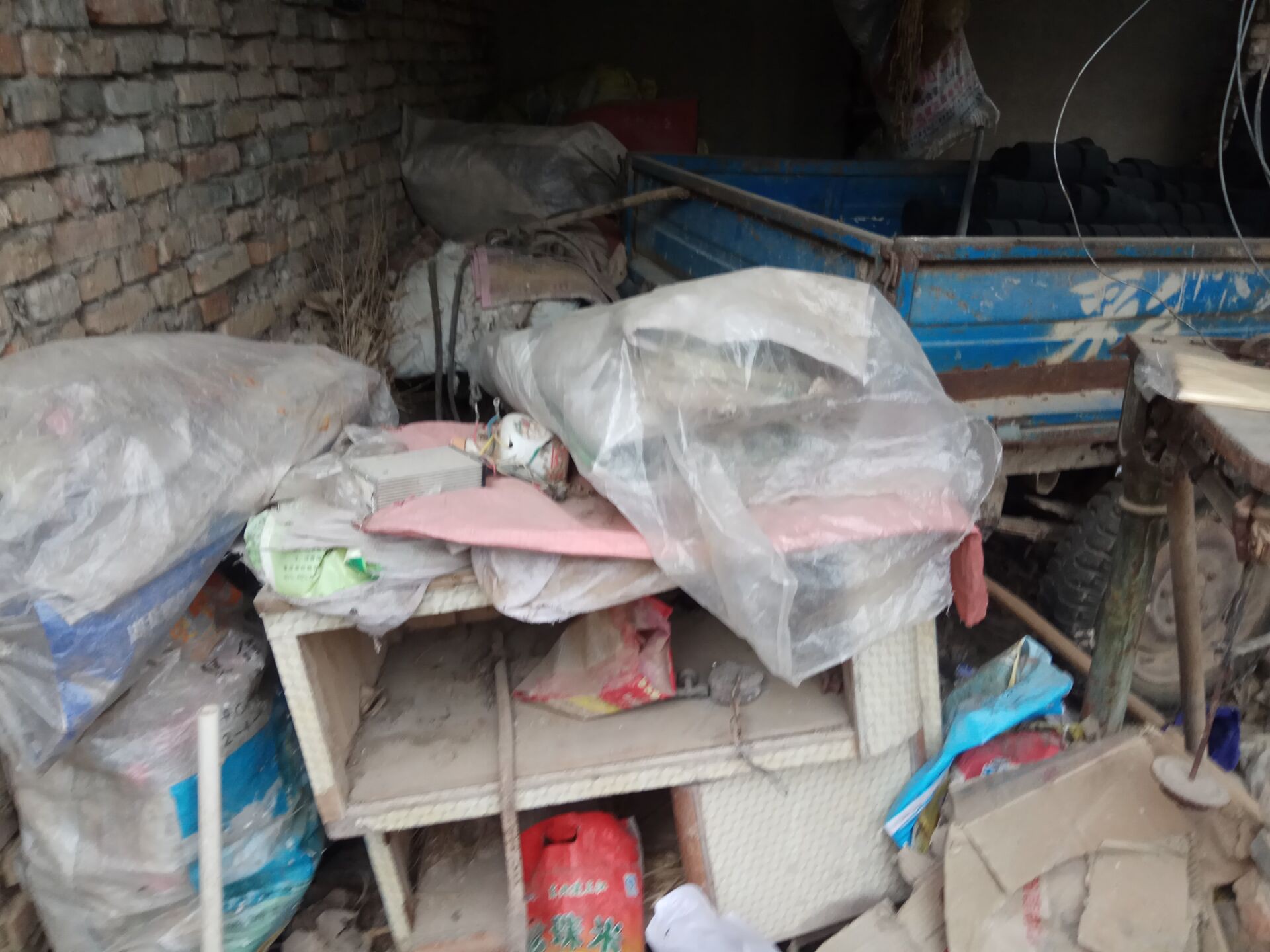 杂乱的农村车库