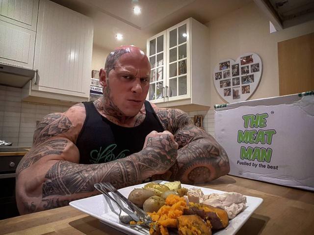 巨兽马丁福特的肌肉又变大了,不得不换座驾载女儿玩