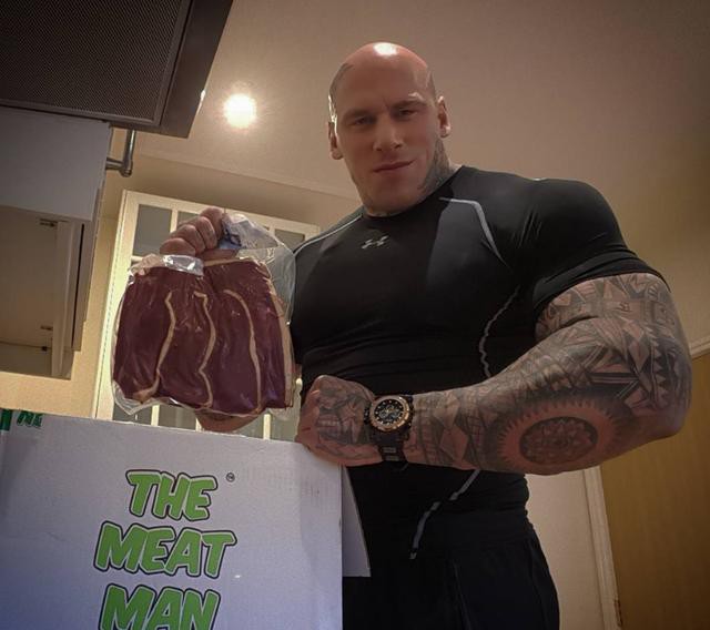 巨兽马丁福特的肌肉又变大了,不得不换座驾载女儿玩