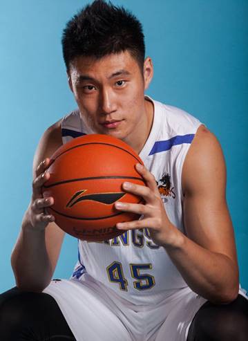 常林1988年生人,曾赴美国读书并征战ncaa,有"cba格里芬"之称,曾在2012