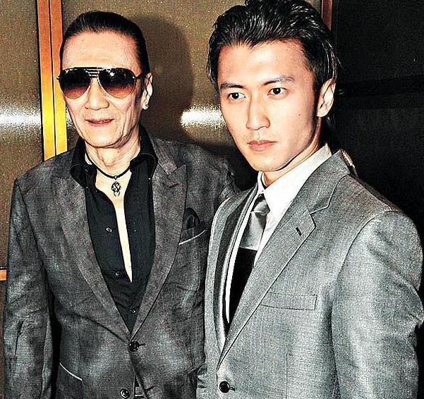 谢贤与小女友外出闲逛,甜蜜撒狗粮,出行座驾奢华