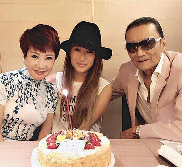 谢贤与小女友外出闲逛,甜蜜撒狗粮,出行座驾奢华