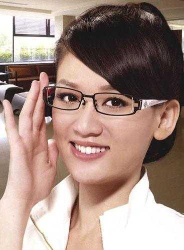 其实吸烟的女明星非常多姚笛在《裸婚时代》里形象还是很健康的.