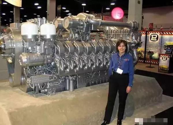 这是一款底特律柴油的20缸工业用发动机,3650马力.