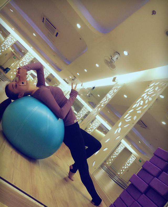 amy的锻炼方式有很多,其中瑜伽是必不可少的项目之一.