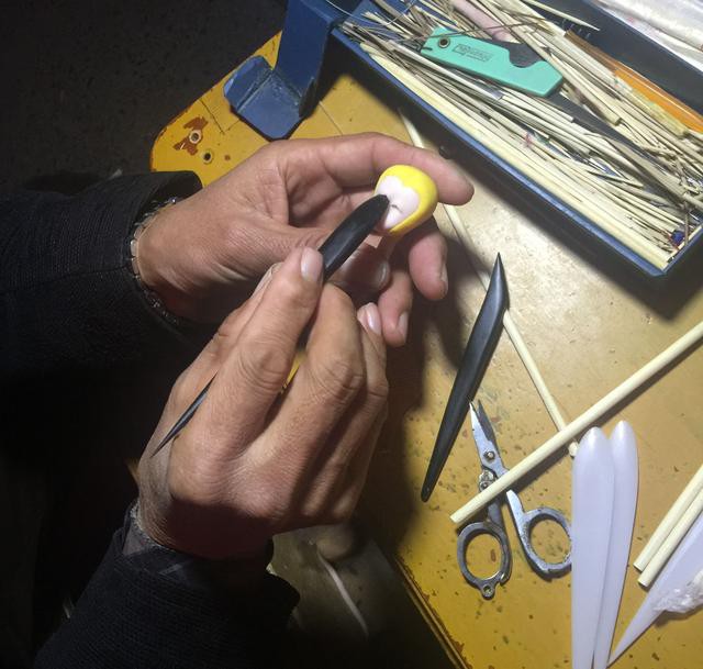 偶遇一老人捏泥人,花十元钱捏了一只"小猴子"