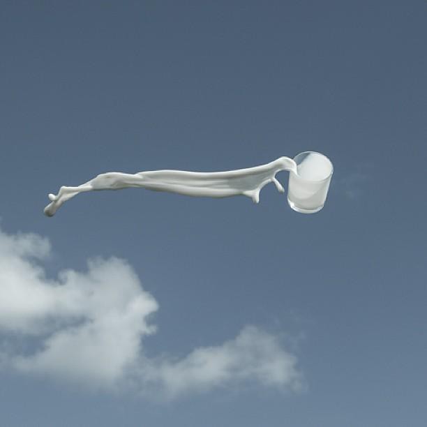 装满饮料的杯子在空中洒落一瞬间,美的一塌糊涂!