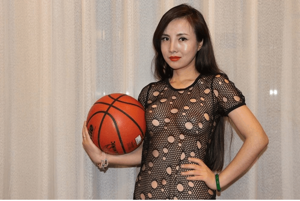 干露露母女三人拍篮球写真 互掐爆乳大嘴吮一物