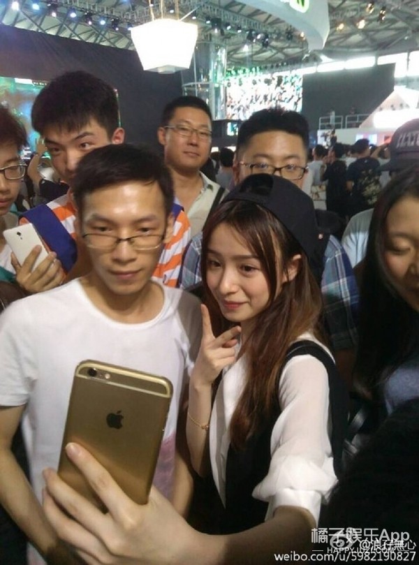 传言她的男朋友是电竞俱乐部newbee的老板王玥,网友们都叫他牛蛙君