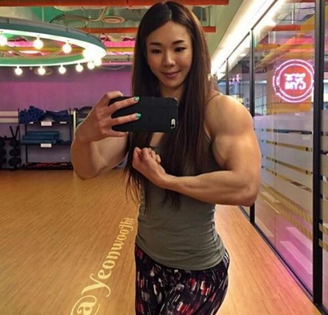 金刚芭比池妍玉秀肌肉身材随时为世界健美比赛准备