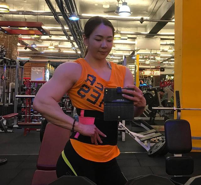 金刚芭比池妍玉秀肌肉身材随时为世界健美比赛准备