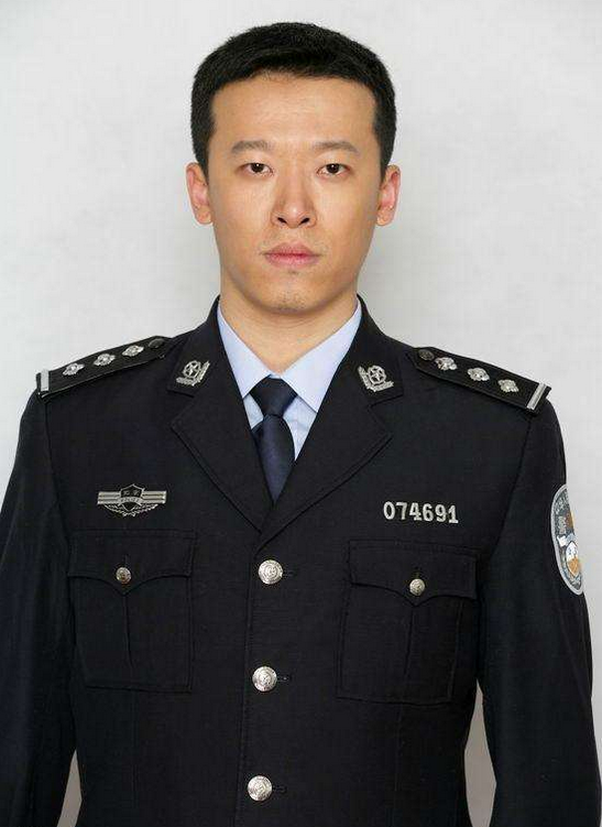 郭昊伦扮演周志斌 郭昊伦90年代末入行,代表作品有《小城故事》《羊城