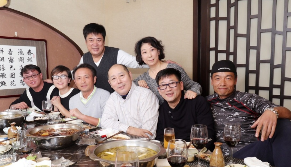 系列主创相隔17年后的聚会照片,照片里王茜,张潮,李成儒,丁志诚,王挺