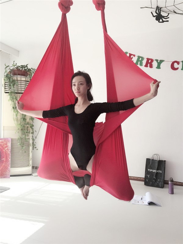 美女练"空中飞人"解锁姿势 男生不努力咋能娶她?