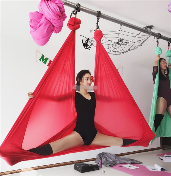 美女练"空中飞人"解锁姿势 男生不努力咋能娶她?