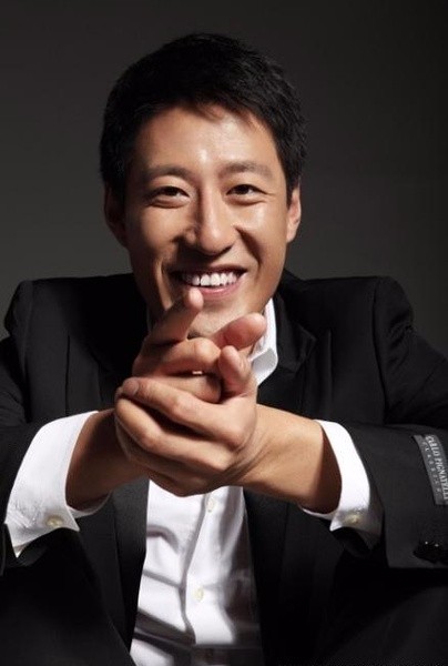 他曾一度当过酒吧的服务员,推销过洋酒,当过酒店前台经理,还卖过车.