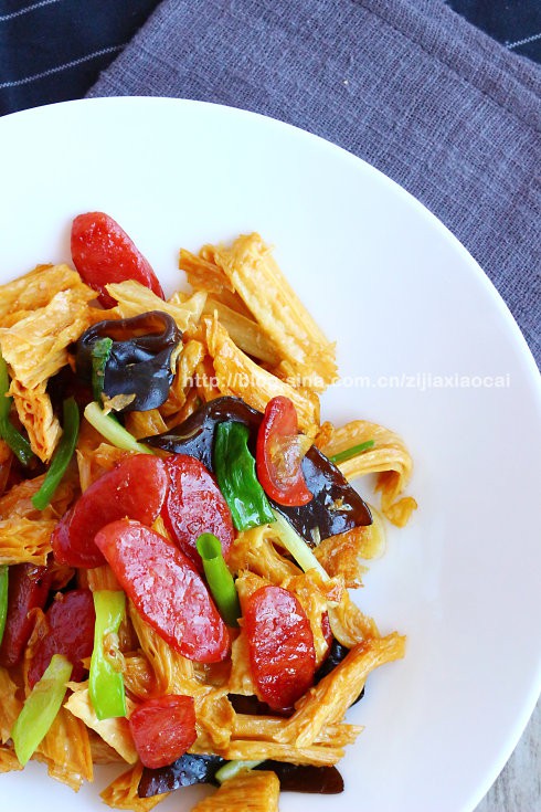 春天就要吃出个五彩缤纷香肠烧腐竹