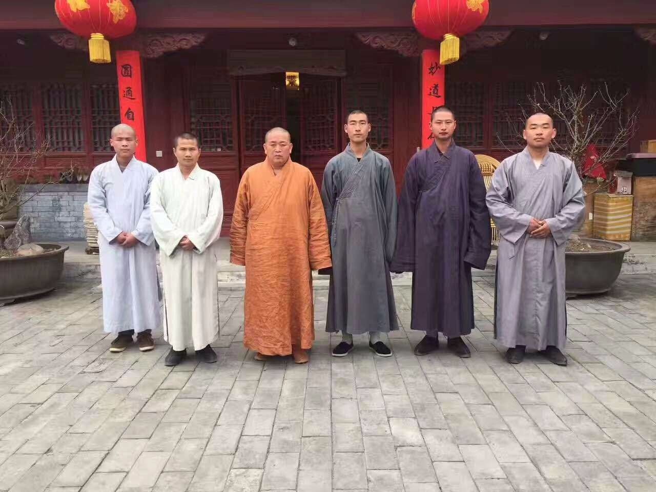 在出行前,释永信大师为出行僧团送行.