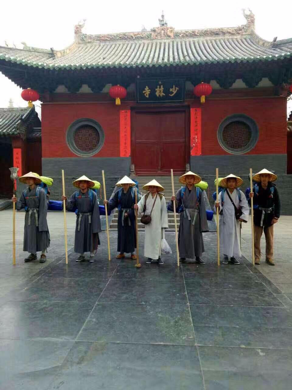 近日,少林寺秘密派出了一支徒步僧团,从图中可以看出一共7名徒脚僧 