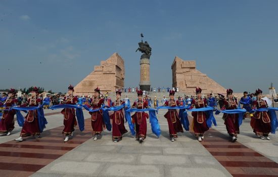 蒙古最庄严的祭祀:祭成吉思汗陵,一生丰功伟业_新浪看点