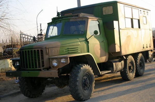 很多人不知道二汽东风eq240越野卡车的原型车的一汽研发的,1968年