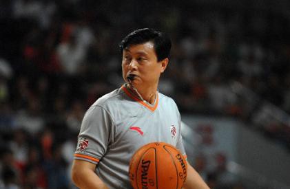 正在这个风口浪尖上,本场比赛的技术代表前cba的金哨裁判马立军.