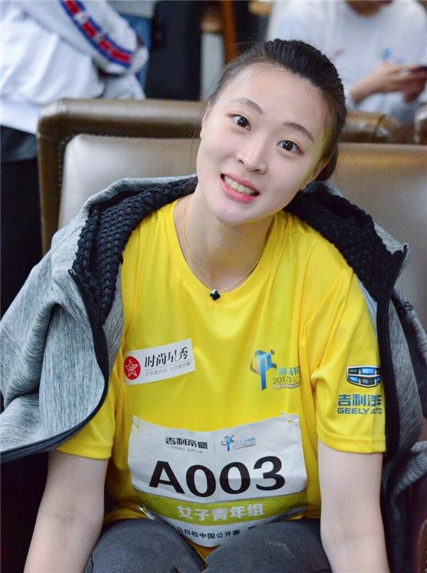 惠若琪无名指戴戒指了 蹲着拍照的是她的男朋友吗?