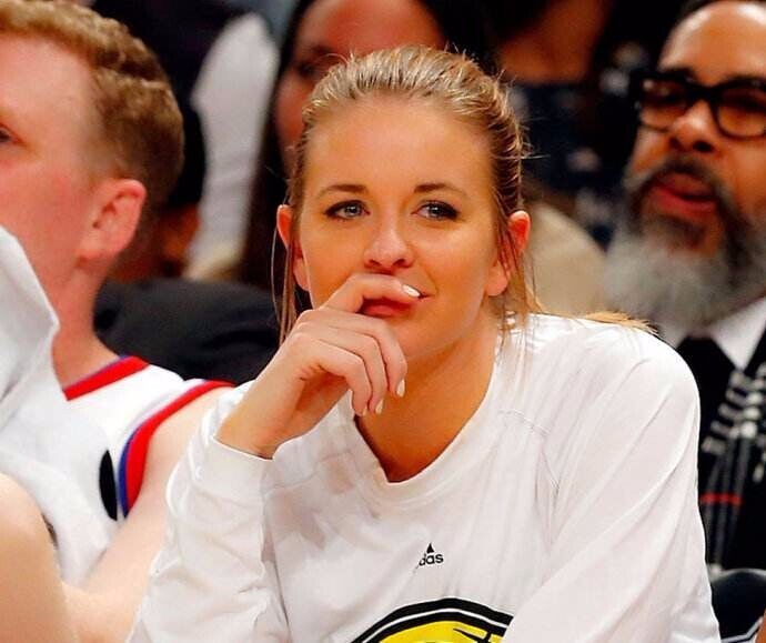 还有nba的美女主播.而大家公认的nba美女主播,则是克里斯汀·莱德劳.