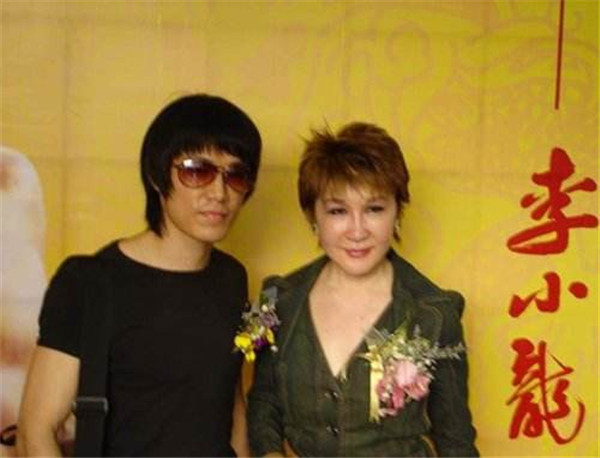 丁佩与前夫向华强的女儿曝光,竟撞脸前超女纪敏佳!