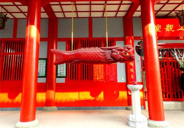 佛教寺院中使用的木鱼分为两种