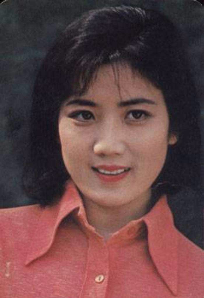 为了挽救自己演艺事业的李明秀还一度拜名师学习唱歌