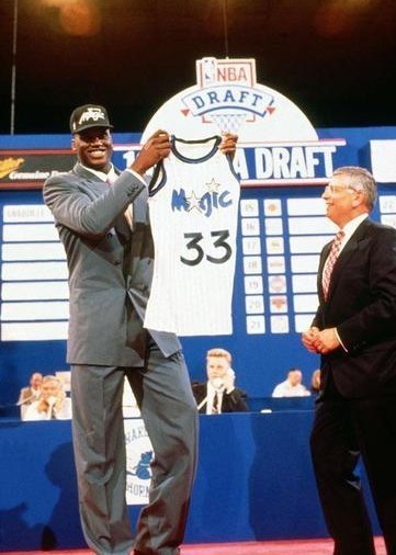 1992年选秀大会,奥兰多魔术队以第一轮第一顺位选中奥尼尔
