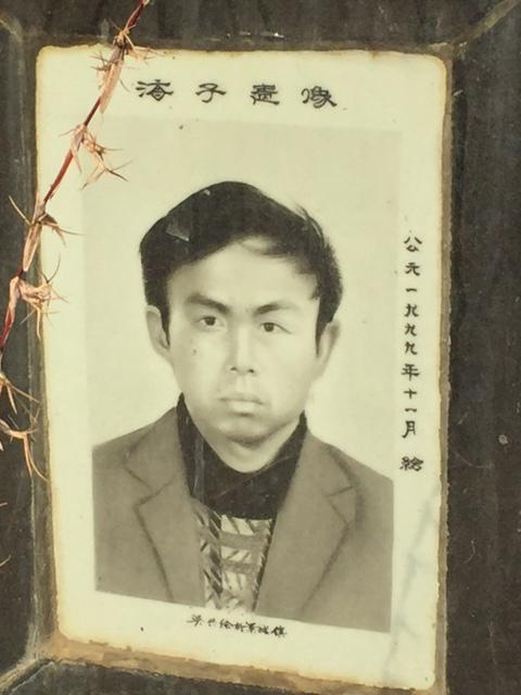 西下  清风拂诗艾若诗歌:春天,两个海子海子墓前  卧夫树碑艾若诗歌