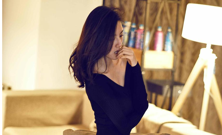 女明星陈雅婷素颜出镜,展现大长腿性感指数爆棚!