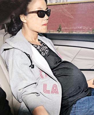 怀孕的女人最美丽百位女星孕味十足的孕照大合集