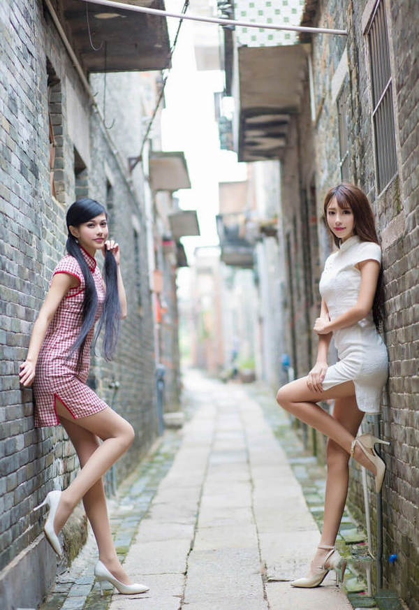 美女王曼妮旗袍美腿出境秀出不一样的美