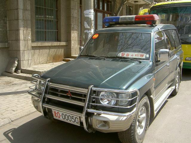 白色车牌为白底黑字,是政法部门,警车,武警部队,解放军军车专用车牌