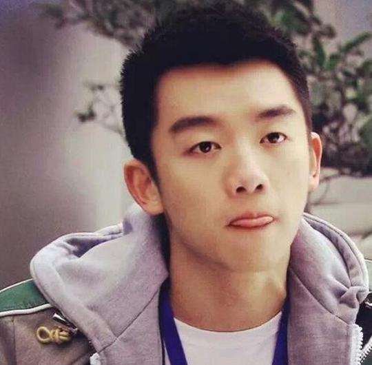 郑恺牵"小杨颖"后不晒自拍改晒下面,网友排队接龙