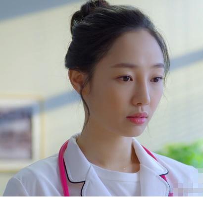 外科风云白百何发型叫什么 剧中白百何饰演女医生陆晨曦,作为一位胸