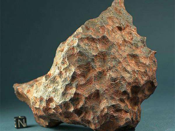 陨石的形态.陨石多具有不规则形态,几乎任何形态的陨石都是可能的.