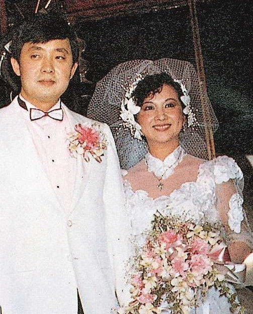 1983年,历经六年恋情,薛家燕嫁给了石保庆,婚后退出娱乐圈,且替夫家生